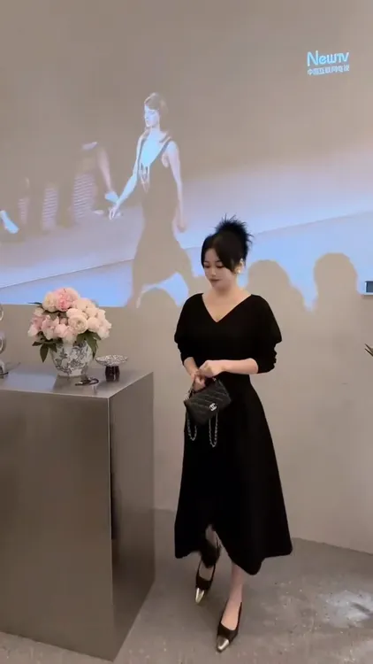 小众设计感v领连衣裙春夏新款高级感气质短袖礼服蓬蓬裙