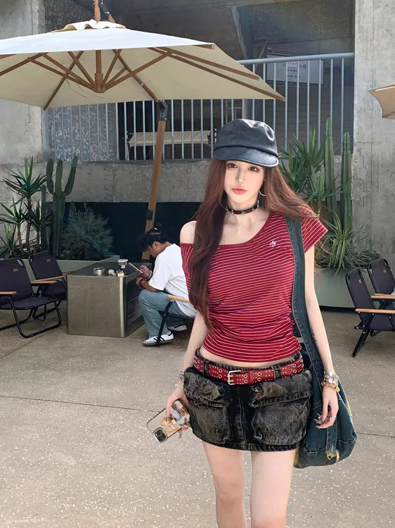 甜辣风斜肩短袖T恤女2025夏季新款小心机露肩辣妹撞色别致上衣潮