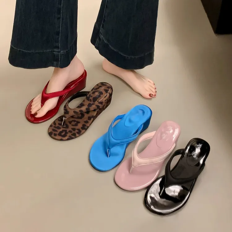 坡跟夹脚人字拖鞋女鞋子外穿2025夏季高跟气质红色配裙子凉拖凉鞋