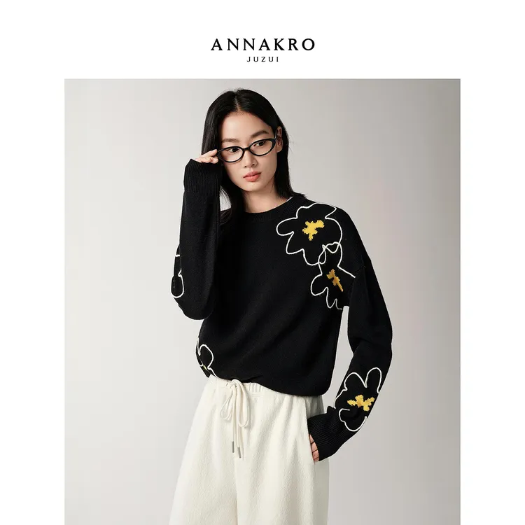 【草目】玖姿安娜蔻KWFD31045休闲简约风绣花羊毛针织衫女2025冬新