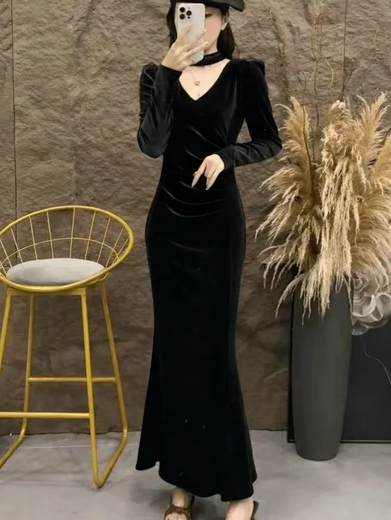 赫本风黑色收腰V领丝绒连衣裙女2025秋季新款修身显瘦鱼尾长裙子