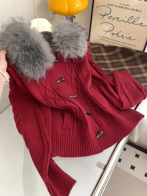 秋冬季新爆款时尚复古设计感百搭牛角扣开衫保暖显白红色针织衫女