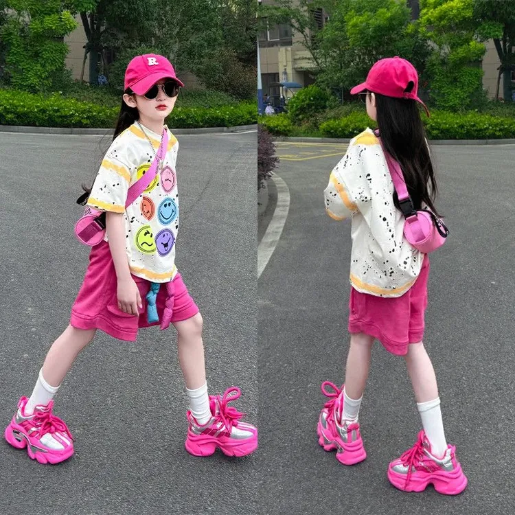 女童夏季套装2025新款时髦洋气宽松休闲笑脸T恤多巴胺短裤两件套