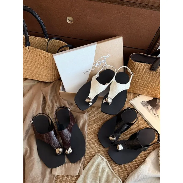 网红小众金属平底露趾凉鞋女2025年夏季新款外出热软底软面凉拖鞋