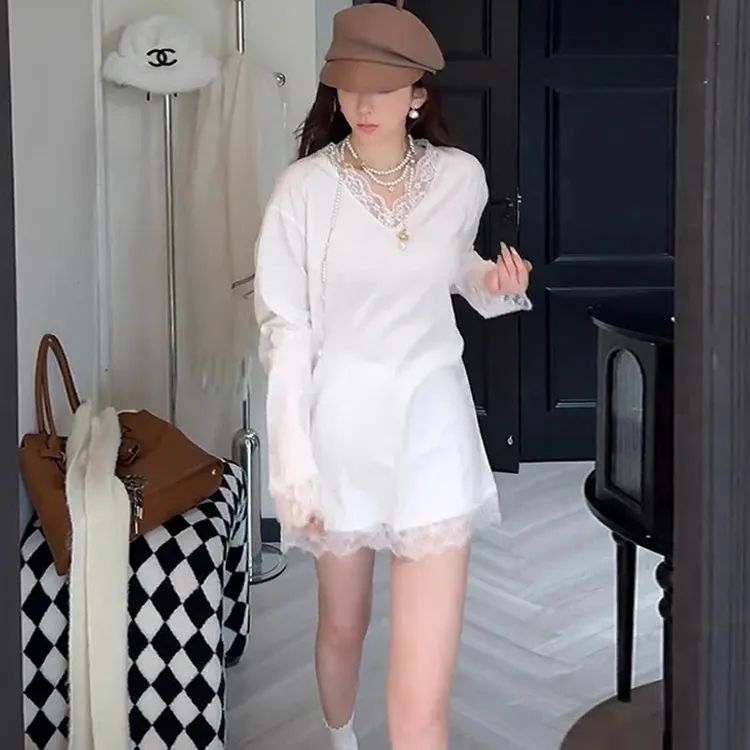 2025新款法式蕾丝拼接V领长袖T恤女春季设计感宽松中长款内搭上衣