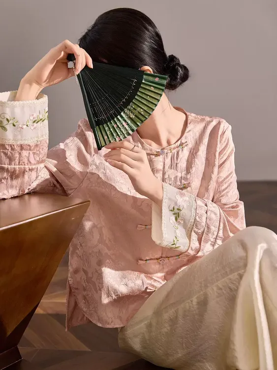 新中式刺绣粉色上衣女2025秋冬新款高级感醋酸提花缎面圆领薄外套