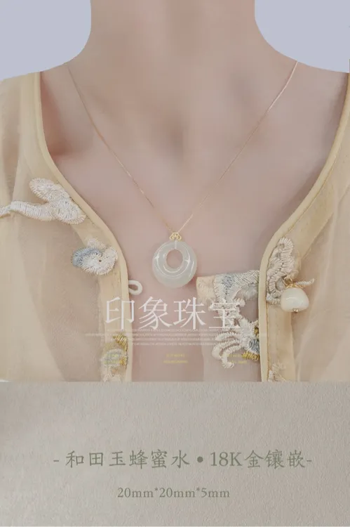 天然和田玉公主扣吊坠18k金镶嵌精美雕刻玉坠时尚
