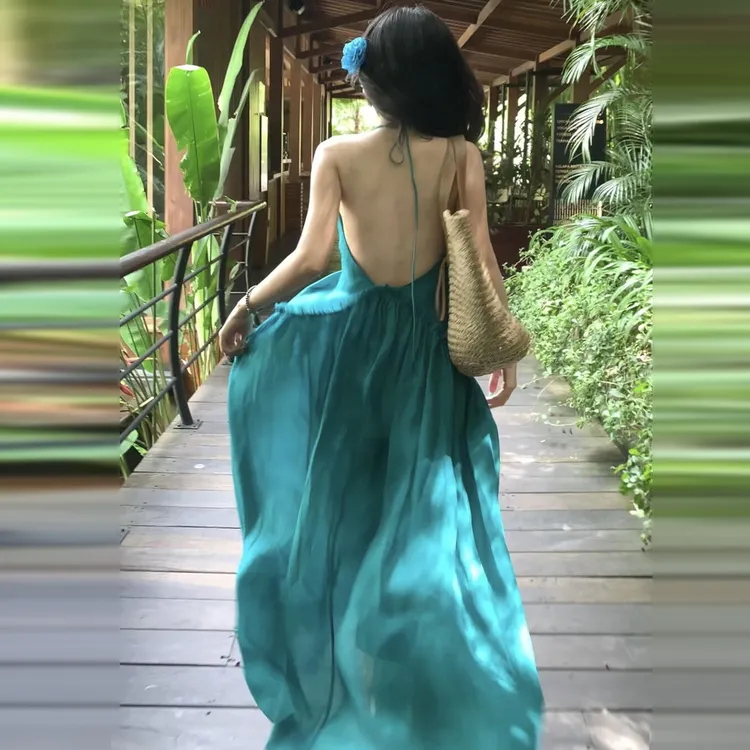 海边度假性感露背挂脖吊带连衣裙子2025新款女夏季小个子沙滩长裙