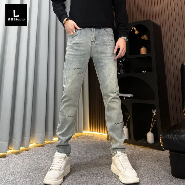 2025新款秋季牛仔裤男修身潮流百搭高端蓝色痞帅印花时尚牛仔长裤