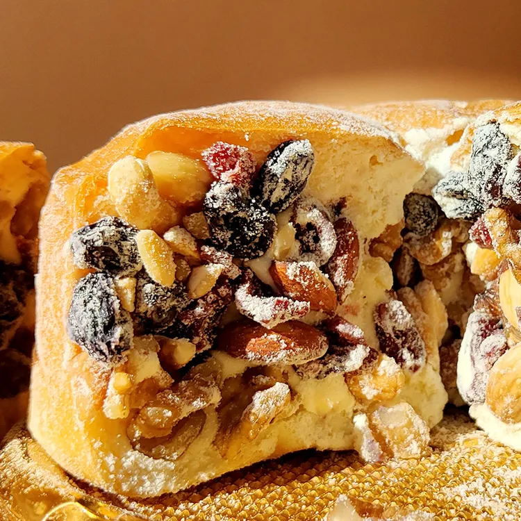 新疆塔城手工制作奶酪包松子爱吃的满满坚果香甜浓郁