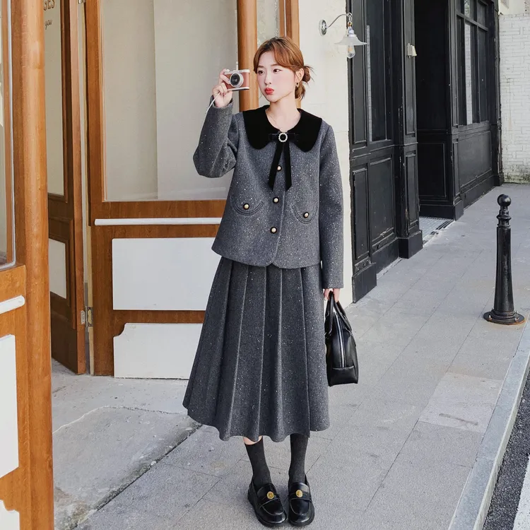 灰色丝绒拼接毛呢夹棉套装裙女2025秋冬新款气质感上衣半裙两件套