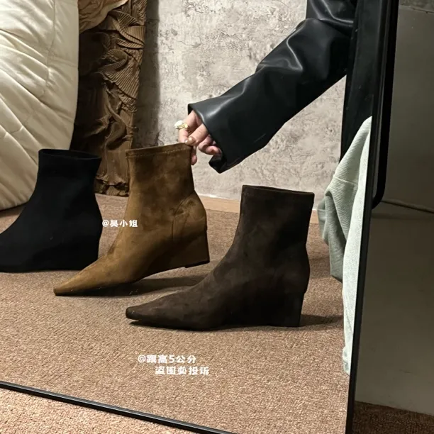 2025冬季新款小众设计感坡跟瘦瘦靴时尚百搭尖头绒面高跟显瘦短靴