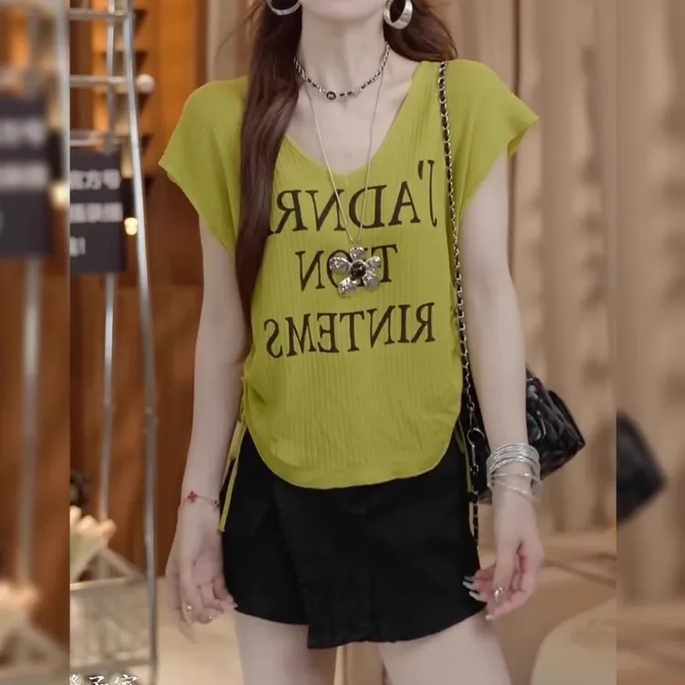 设计感V领短袖针织衫夏季薄款胖MM大码女装显瘦字母刺绣别致上衣
