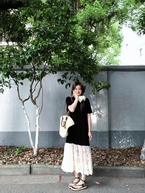 温柔淑女2025夏季新款圆领黑色连衣裙子宽松腰显瘦蕾丝拼接t恤裙