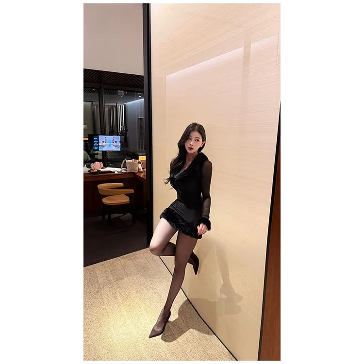 【甜酒变奏曲】秋冬洋气小众黑红色长袖毛领连衣裙女秋冬圣诞包臀裙