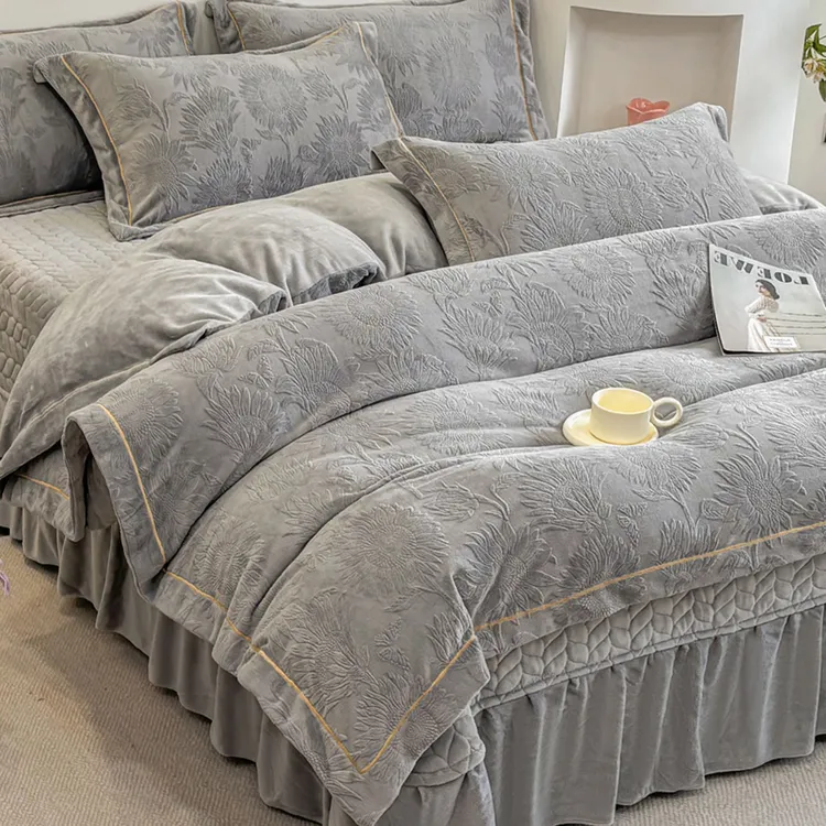 富安娜适用轻奢高级感雕花牛奶绒四件套床盖款冬季加厚被套床裙罩