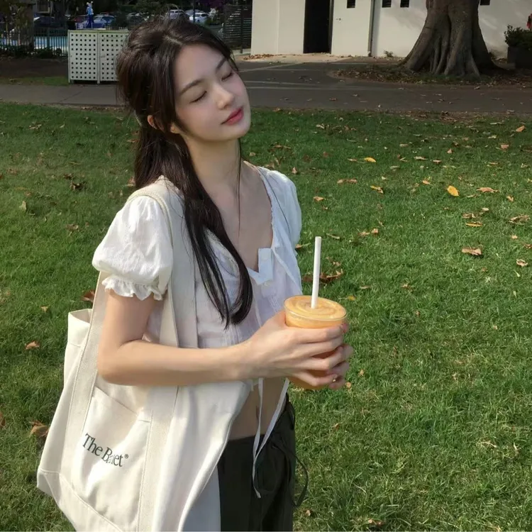 INS博主款 韩系气质温柔百搭甜美蕾丝拼接短款小衫