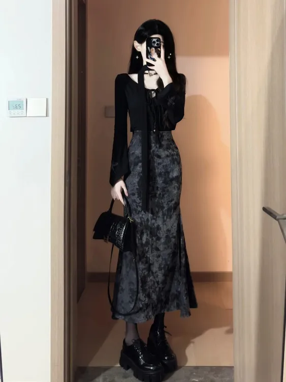 秋季时尚小个子穿搭黑色上衣半身裙气质高级感盐系轻熟两件套装女