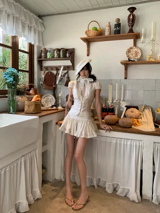 人间秀珠法式设计感气质镂空上衣2025早秋新款蕾丝边褶皱半裙套装