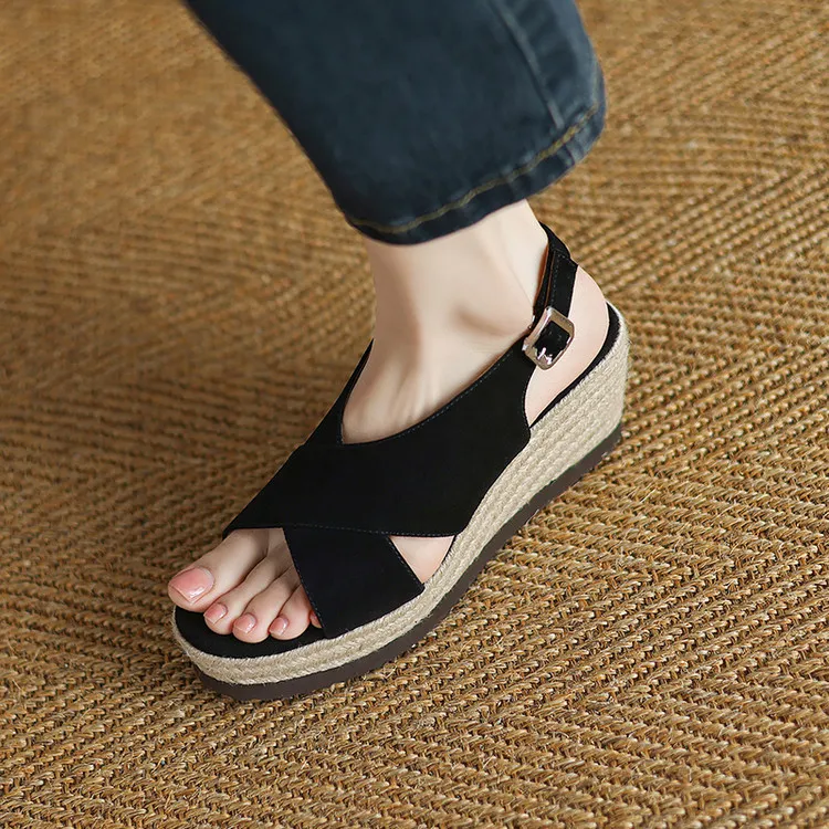 爱宝丽家罗马风一字带鱼嘴坡跟凉鞋女厚底夏新款草编松糕高跟凉鞋