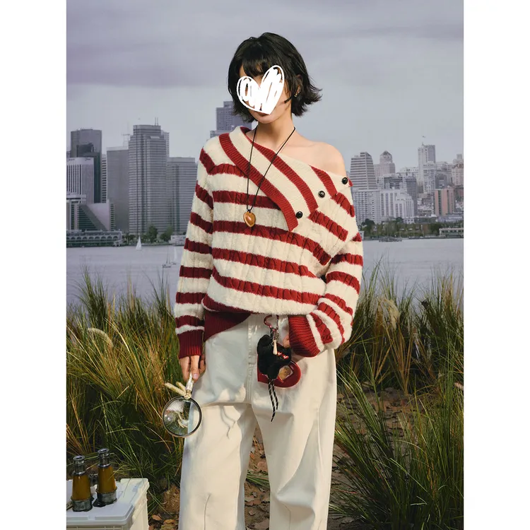 复古红色毛衣女斜肩上衣秋冬新款慵懒风圣诞新年红条纹绞花针织衫