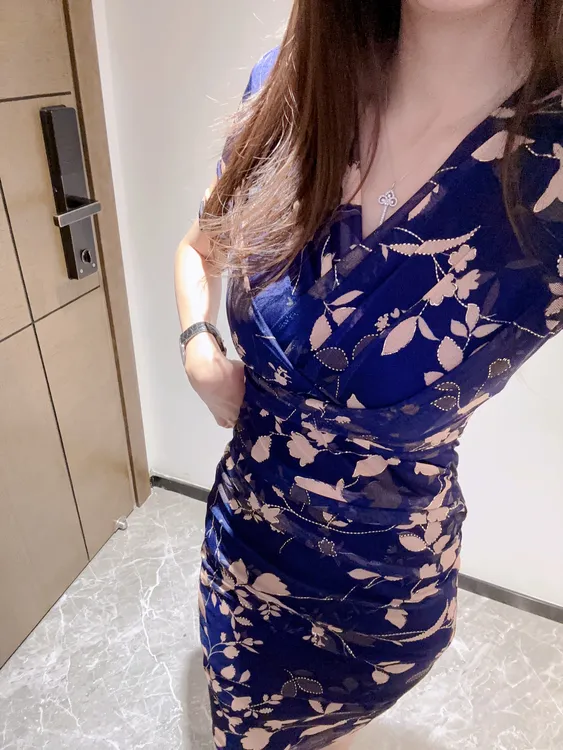 2025新款V领连衣裙高贵褶皱设计遮肚包臀裙女高弹力气质裙子