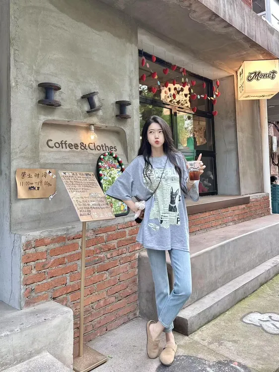美式复古字母印花灰色短袖T恤女2025夏季新款圆领上衣百搭牛仔裤