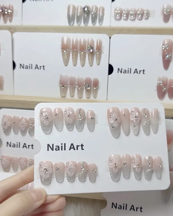 【月下樱花】新款显白猫眼法式手雕花穿戴甲轻奢光疗美甲