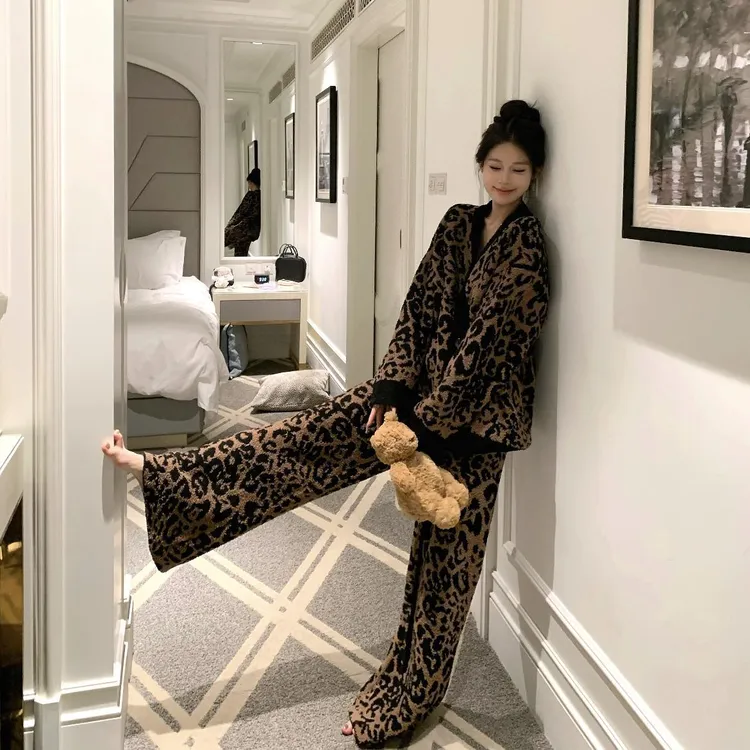 韩式高级感豹纹睡衣女冬季2025加绒加厚珊瑚绒针织开衫家居服套装