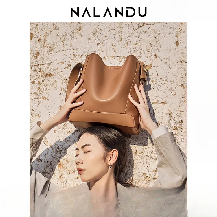 纳兰杜水桶包包女款爆款2025新款流行款单肩包女真皮女包百搭同款