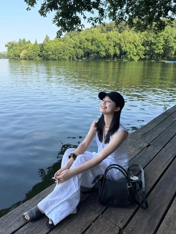 2025夏季新款韩系简约白色无袖马甲背心镂空设计感阔腿裤两件套