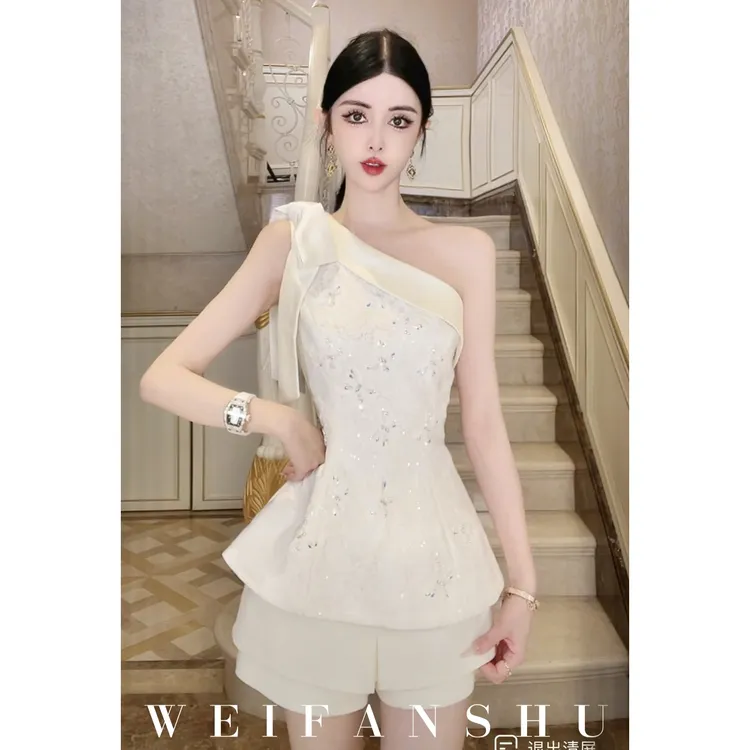 WEIFANSHU/魏凡舒【南韩千金】夏季新款设计感优雅斜肩收腰亮片上衣