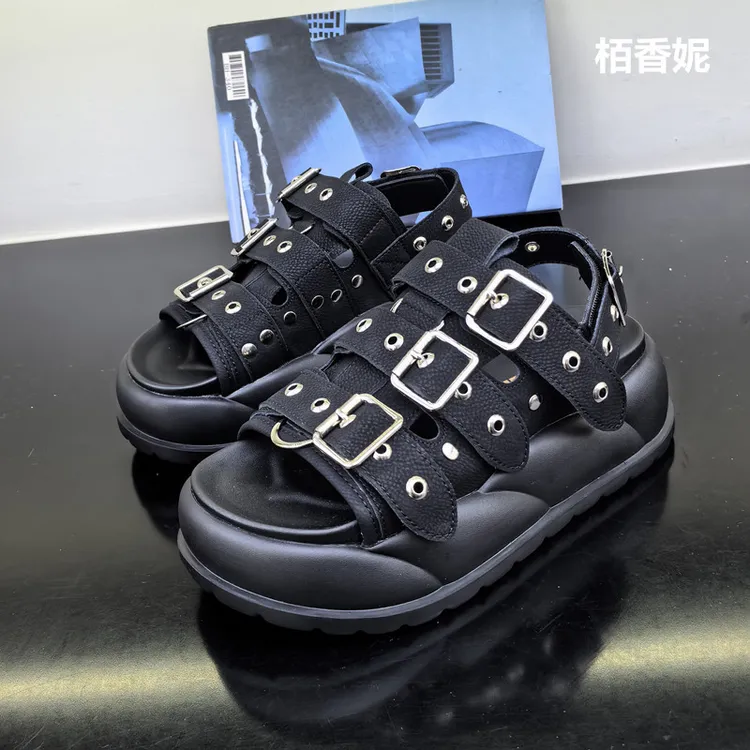 2025年夏季新款朋克风真皮铆钉皮带扣厚底松糕底露趾休闲凉鞋女鞋