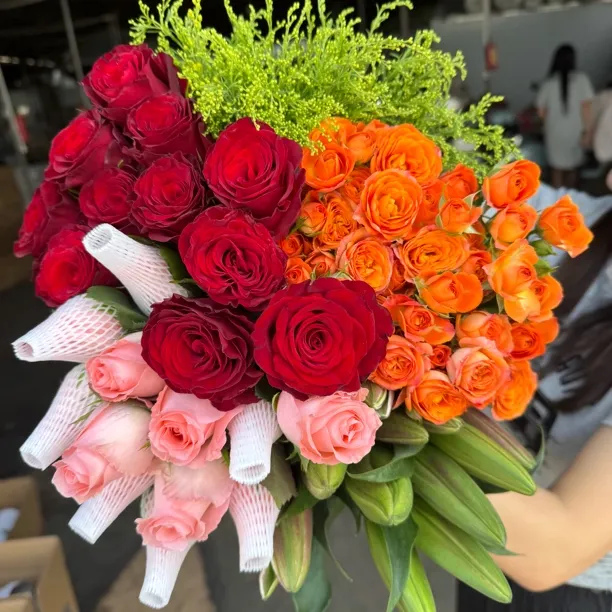 红玫瑰+粉玫瑰+香水百合+多头玫瑰+配草+营养液2包