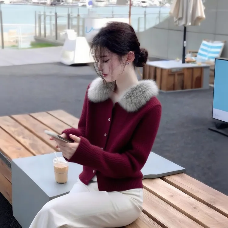 韩系毛毛领短款毛衣开衫秋冬新年新款单排扣酒红色针织衫高级感女