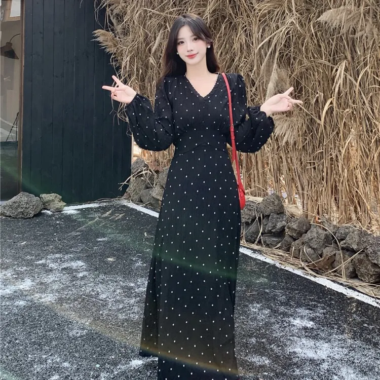 大码法式赫本风V领连衣裙女秋季胖mm显瘦遮肉收腰气质高级感长裙