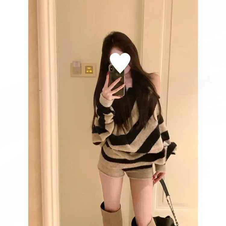 复古撞色条纹斜肩长袖套头毛衣女秋季休闲套装针织直筒短裤两件套