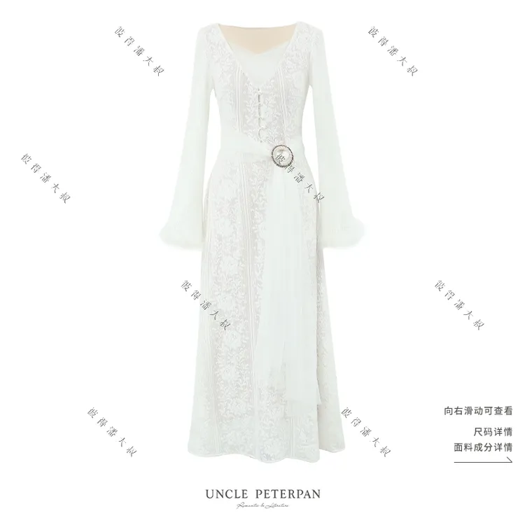 彼得潘大叔《一念白》法式蕾丝面料V领喇叭袖羽毛装饰连衣裙