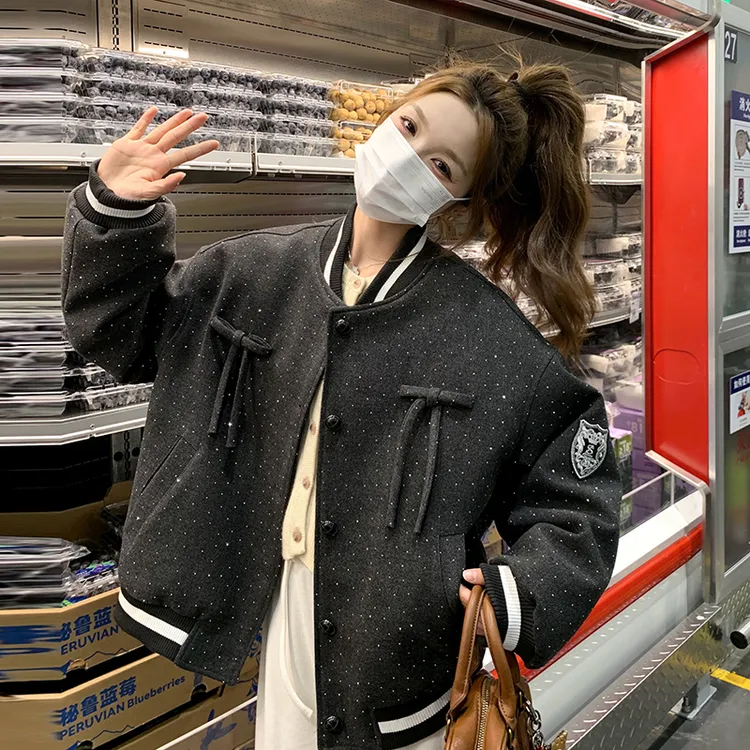 灰色美式学院风亮钻装饰羽绒服女2024年冬季新款设计感系带棒球服