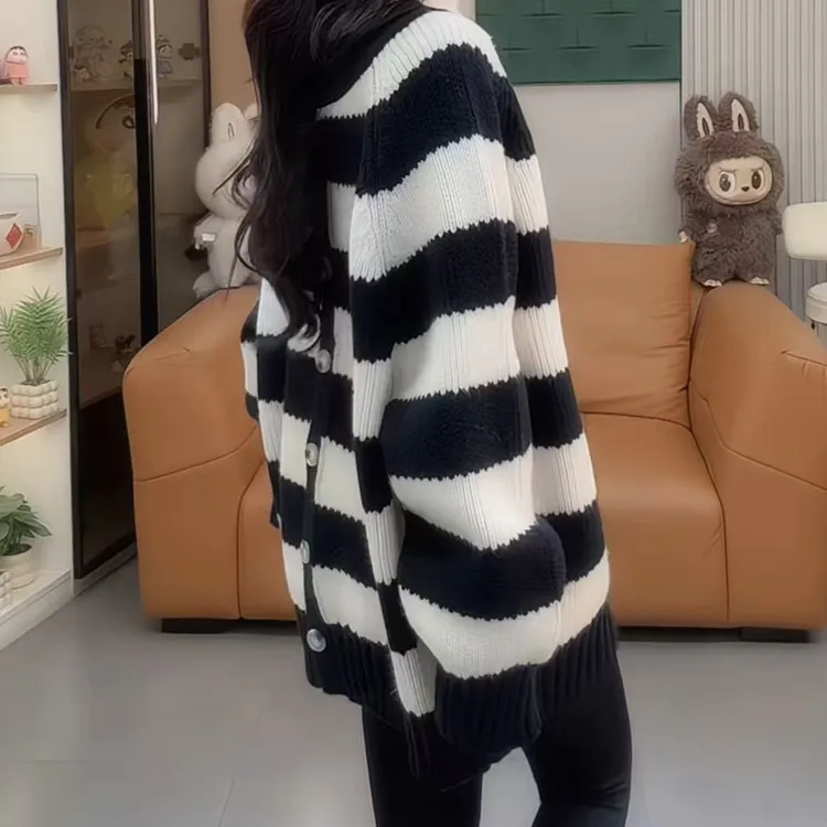 今年流行穿搭2025秋冬新款温柔风条纹拼色低领套头休闲风针织上衣