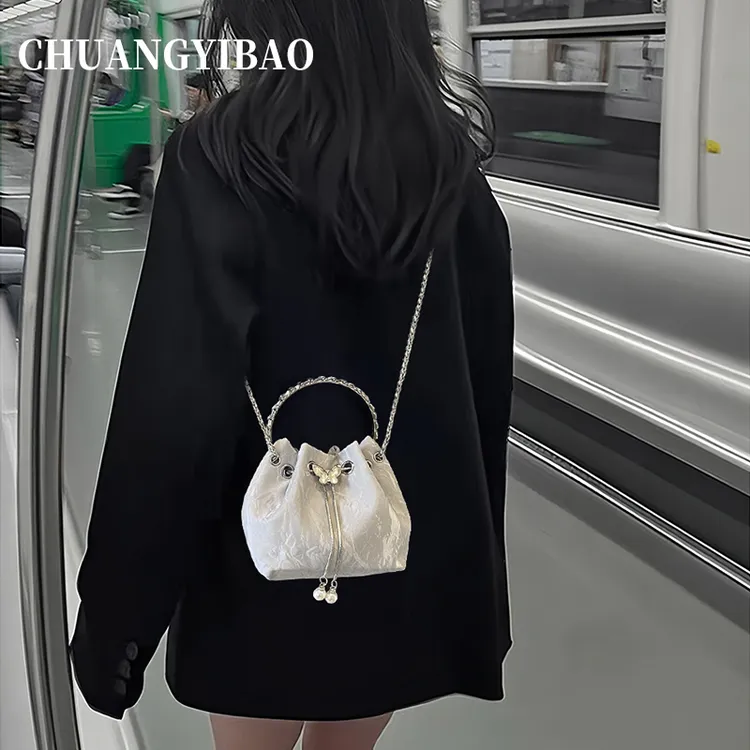 秋冬超火银色水桶包包女2025新款极简风小众高级感链条包斜挎小包