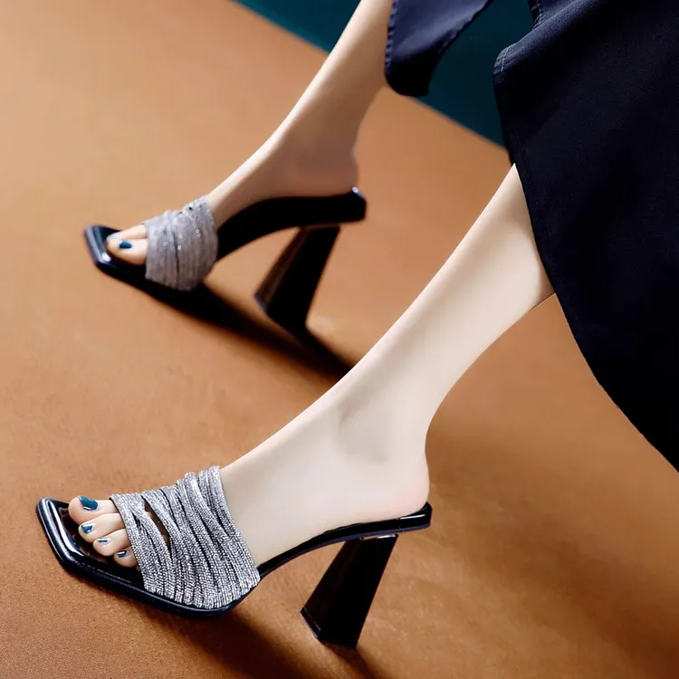 欧美时尚水钻粗跟凉拖鞋女外穿2025夏季新款方头高跟鞋女士一字拖