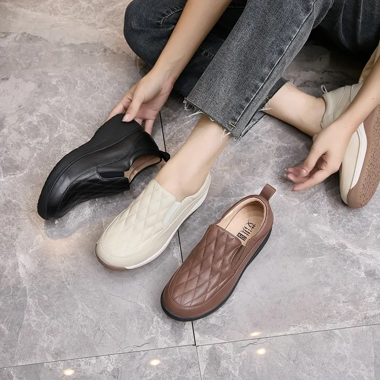 2025年秋季新款低帮春秋舒适百搭真皮软底妈妈鞋防滑平底休闲鞋女