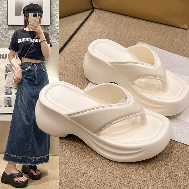 新款夹脚人字拖鞋女防滑时尚舒适厚底踩屎感增高沙滩凉拖夏内外穿