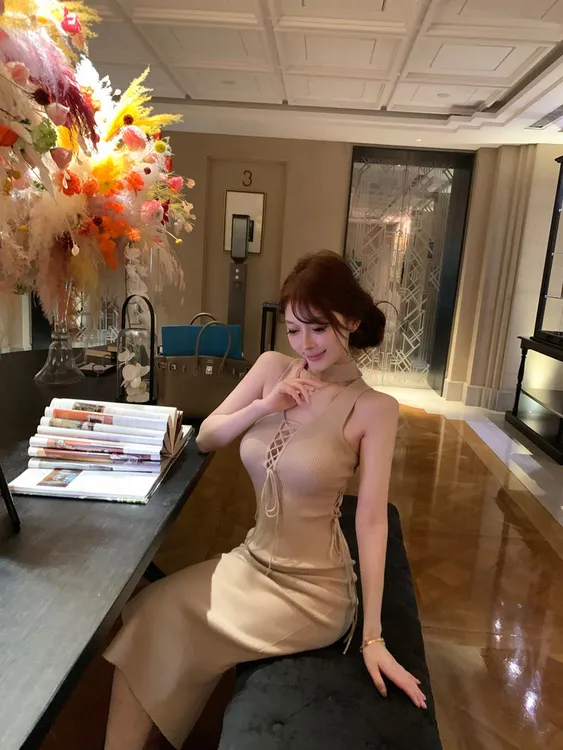 柔欲曲线 纯欲风挂脖镂空绑带针织连衣裙修身显瘦性感包臀长裙女
