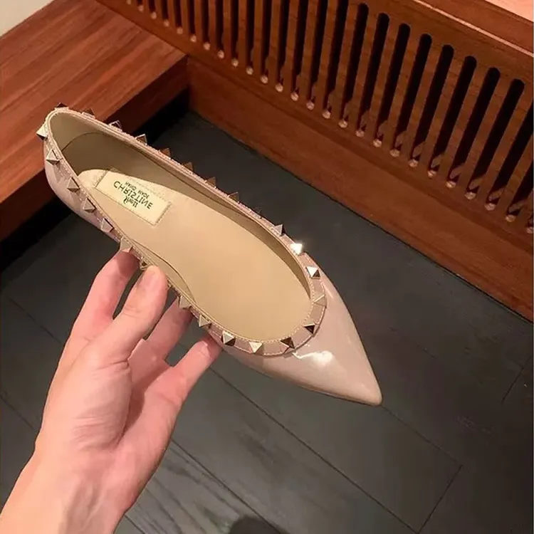 女鞋夏季网红热款秋季新款优质系列女款尖头浅口铆钉平底单鞋适合