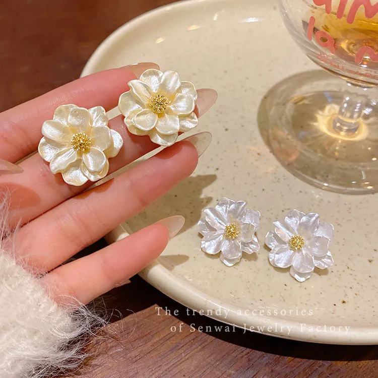 新款奶油山茶花耳钉轻奢女小众爆款花朵耳环高级感甜美气质耳饰