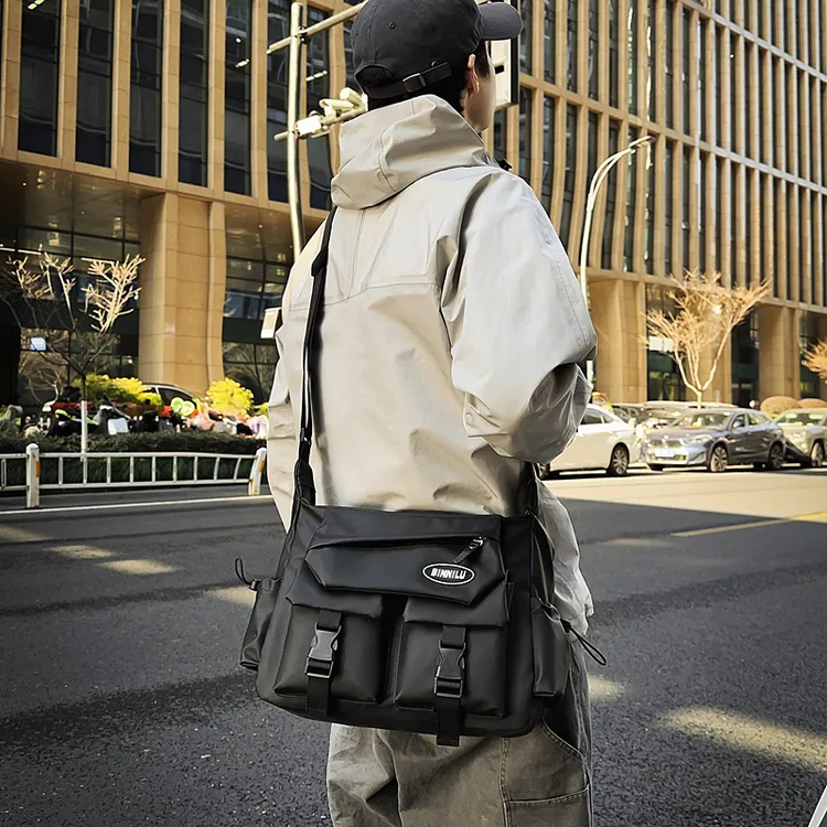 潮流斜挎包男款单肩包学生大容量骑行运动邮差包通勤休闲工装男包