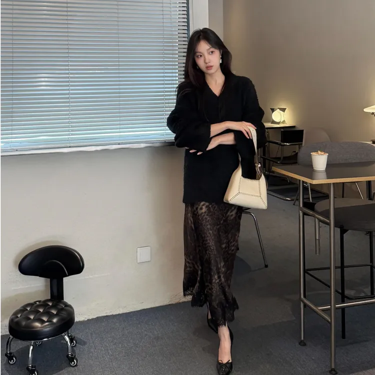 韩系秋季ootd穿搭一整套慵懒风宽松黑色毛衣女豹纹半身裙子两件套