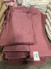 《厚广家》3楼167×233粉红色超软水洗棉化纤床盖 发1张微瑕疵2.5斤